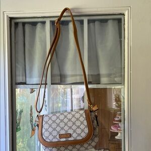Elegant Tan and White Shoulder Bag